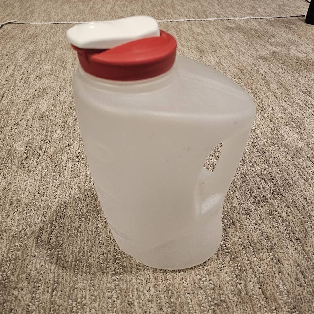 Vintage Rubbermaid MixerMate leak-resistant pitcher - 1 Gallon